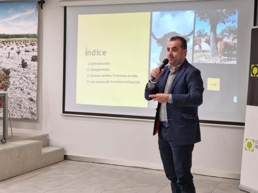 octavio gonzalo realizando una charla en encuentro de jóvenes cooperativistas